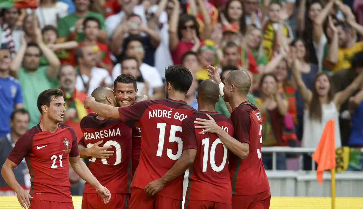 Cristiano Ronaldo melakukan selebrasi bersama pemain Portugal usai mencetak  golnya ke gawang Estonia  pada laga persahabatan di Estadio da Luz, Lisabon, (9/6/2016) dini hari WIB. (AFP/Patricia De Melo Moreira)