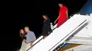 Presiden AS Barack Obama bersama keluarga turun dari pesawat Air Force One saat tiba di Honolulu, Hawaii, AS (16/12). Obama akan berlibur ke Hawaii untuk merayakan Natal disana. (REUTERS / Kevin Lamarque)