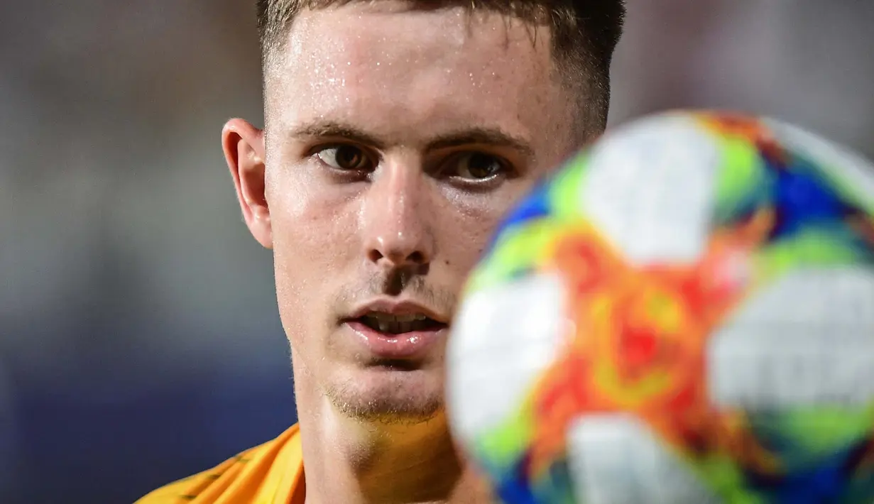 Dean Henderson (24 tahun) akhirnya bisa menjalani musim debutnya dengan Manchester United. Kepercayaan yang diberikan kepada dirinya berhasil dijawab dengan baik. Ia tercatat mampu menciptakan 4 clean sheet dari 13 pertandingan untuk Setan Merah. (Foto: AFP/Miguel Medina)