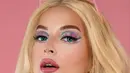 Eye makeup Tasya Farasya saat melakukan cosplay Barbie pun berhasil mencuri perhatian. Pasalnya, dirinya tampak memadukan warna pink serta biru yang membuat matanya tampak menonjol. (Liputan6.com/IG/@tasyafarasya)