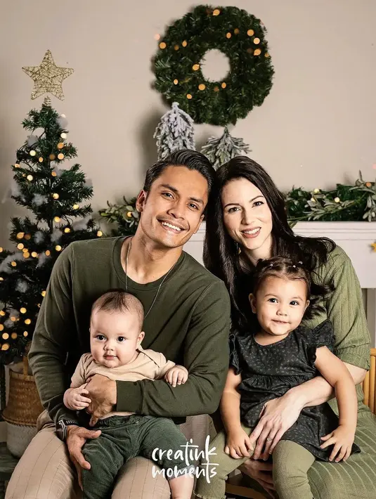 Bisa jadi inspirasi gaya pemotretan Natal kamu bersama keluarga nih, bagaimana menurutmu Sahabat Fimela? [Foto: IG/@creatinkmoments]