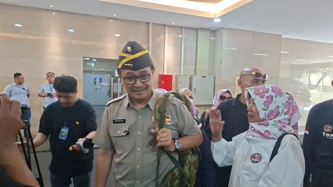 Pakai Seragam Purnawirawan, Oegroseno Penuhi Panggilan Kortas Tipidkor