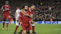 Gelandang Liverpool, Trent Alexander-Arnold, merayakan gol yang dicetak Mohamed Salah ke gawang Spartak Moskow pada laga Liga Champions di Stadion Anfield, Liverpool, Rabu (6/12/2017). Liverpool menang 7-0 atas Spartak. (AP/Rui Vieira)