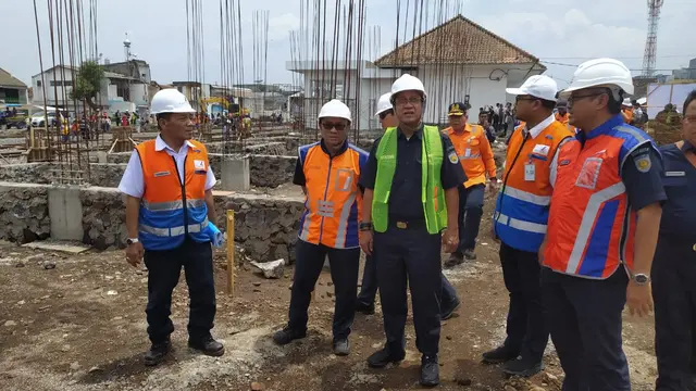 Dirut PT KAI Edi Sukmoro, melakukan pengecekan area pembangunan stasiun Garut Kota, yang diklaim bakal menjadi stasiun termegah di Indonesia.