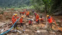 Hingga Rabu (22/1/2025) siang, bencana longsor yang terjadi di Desa Kasimpar, Kecamatan Petungkriyono, Kabupaten Pekalongan, Jawa Tengah telah menelan 20 korban jiwa, sementara sejumlah lainnya masih dinyatakan hilang. (DEVI RAHMAN/AFP)