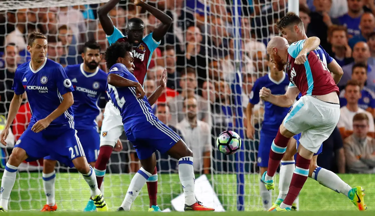 Tendangan James Collins  dari West Ham United membuahkan gol saat laga melawan Chelsea dalam Liga Primer Inggris di Stadion Stamford Bridge, London, Senin (15/8). West Ham United  harus mengakui keunggulan Chelsea dengan skor 2-1. (REUTERS/ Eddie Keogh)