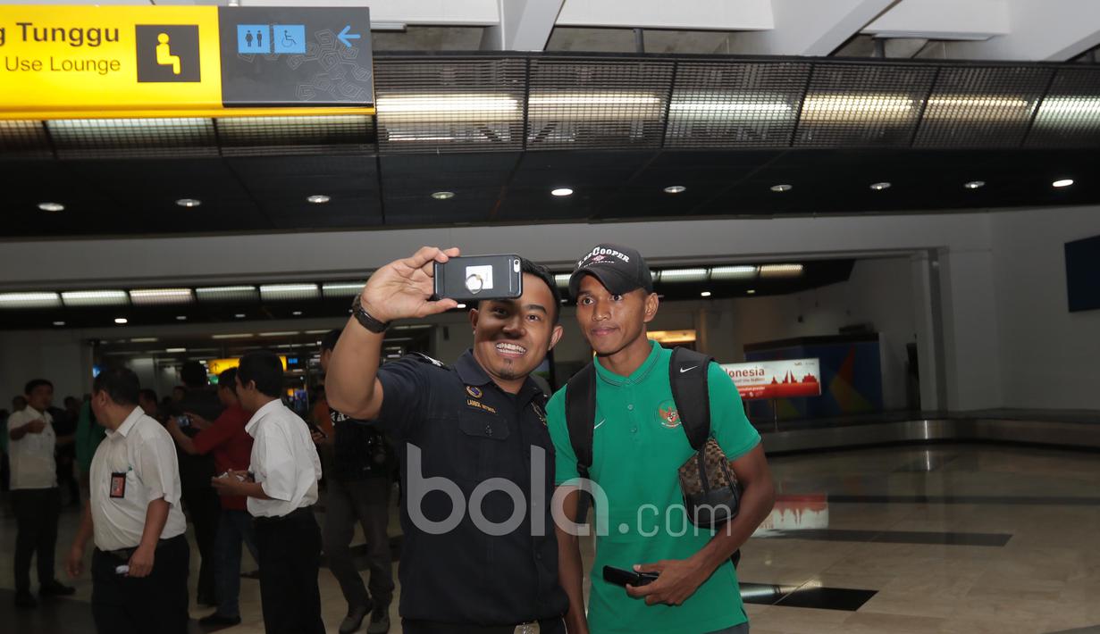 Fans berfoto selfie bersama Abduh Lestaluhu saat Timnas Indonesia tiba dari Thailand di Bandara Soekarno-Hatta, Cengkareng, (18/12/2016). (Bola.com/Nicklas Hanoatubun)