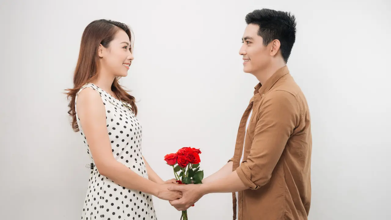 couple romantis bahagia kencan