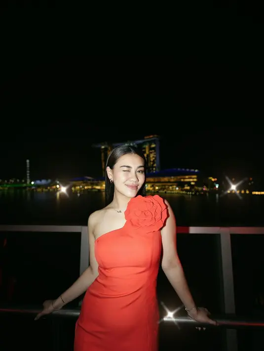 Lewat akun Instagram pribadinya, Aaliyah membagikan foto dirinya saat menghadiri salah satu acara di Singapura. Hadir dalam acara bergengsi yang dihadiri selebriti internasional, Aaliyah tentu tampil maksimal.