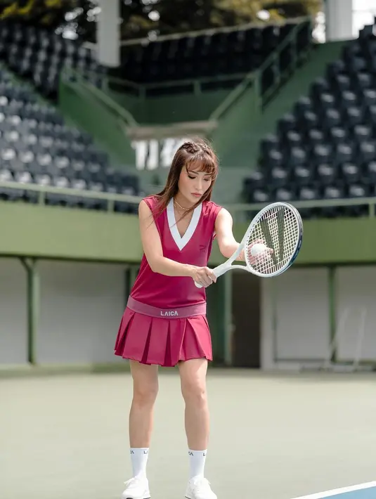 <p>Cantiknya Ayu Dewi saat tenis mengenakan outfit hasil kolaborasinya dengan brand lokal. Atasan tanpa lengan serasi dengan rok tenis bernuansa keunguan, yang dipadu dengan sepatu berwarna putih. Foto: Instagram.</p>
