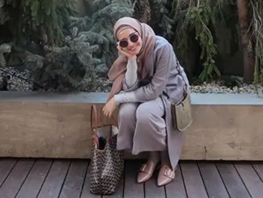 Wanita yang akrab disapa Kia ini menyukai outfit yang cenderung feminism, simple, namun tetap modis dan elegan. (Liputan6.com/IG/@zaskiasungkar)