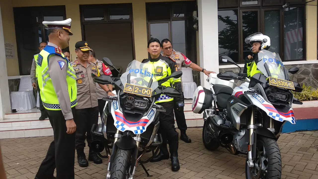 Wakapolri Komjen Ari Dono Sukmanto memantau langsung arus mudik Natal 2018 di jalur Tol Trans-Jawa menggunakan sepeda motor. (Liputan6.com/Nafiysul Qodar)