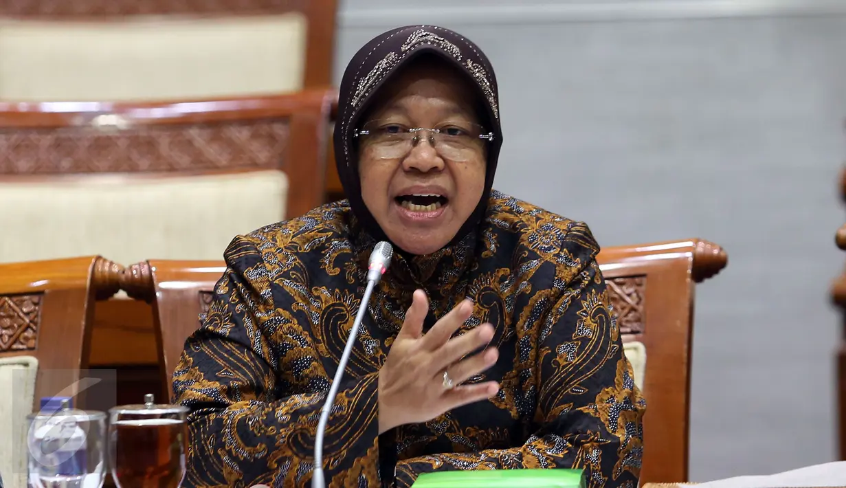 Walikota Surabaya Tri Rismaharini memberi penjelasan terkait perkembangan pembangunan pasar Turi Surabaya saat melakukan Rapat dengar Pendapat dengan Komisi III DPR, Jakarta, Selasa (29/11). (Liputan6.com/Johan Tallo)