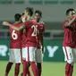 Para pemain Timnas Indonesia U-23 saat melawan Bahrain pada laga PSSI Anniversary Cu 2018 di Stadion Pakansari, Bogor, (26/4/2018). Bahrain menang 1-0. (Bola.com/Nick Hanoatubun)