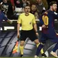 Striker Barcelona Lionel Messi (kanan) melakukan protes karena golnya tidak diakui wasit pada laga melawan Valencia di Stadion Mestalla, Valencia, Minggu (26/11/2017). (AFP/Jose Jordan)