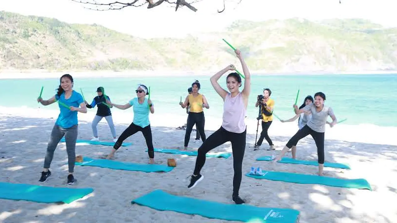 Liburan Bareng Andalan Feminine Care: Mendaki Bukit Merese dan Pound Fit di Pantai Mawun