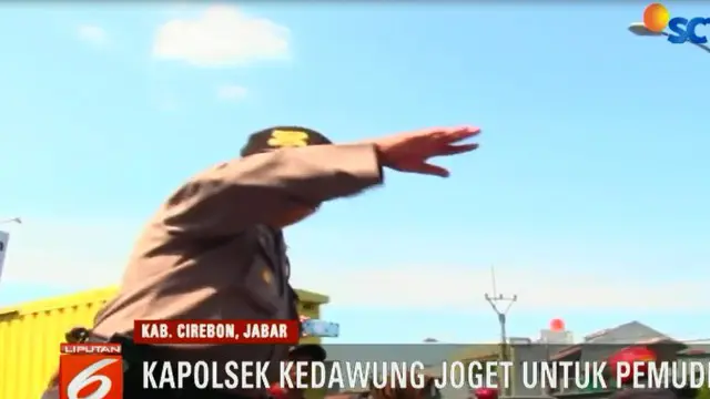 Seorang perwira polisi berjoget di tengah padatnya arus kendaraan pemudik yang mengarah ke Jawa Tengah.