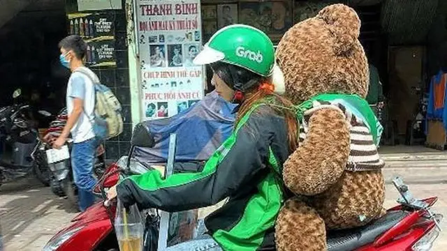 Potret Perjuangan Ojol Saat Mengantar Kiriman Barang
