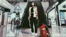 Saat menuju Olimpiade Tokyo 2020, Greysia tampak keren mengenakan jaket tim Indonesia dengan onner tanktop hitam dan pants hitam. Dok. Instagram @greyspolii