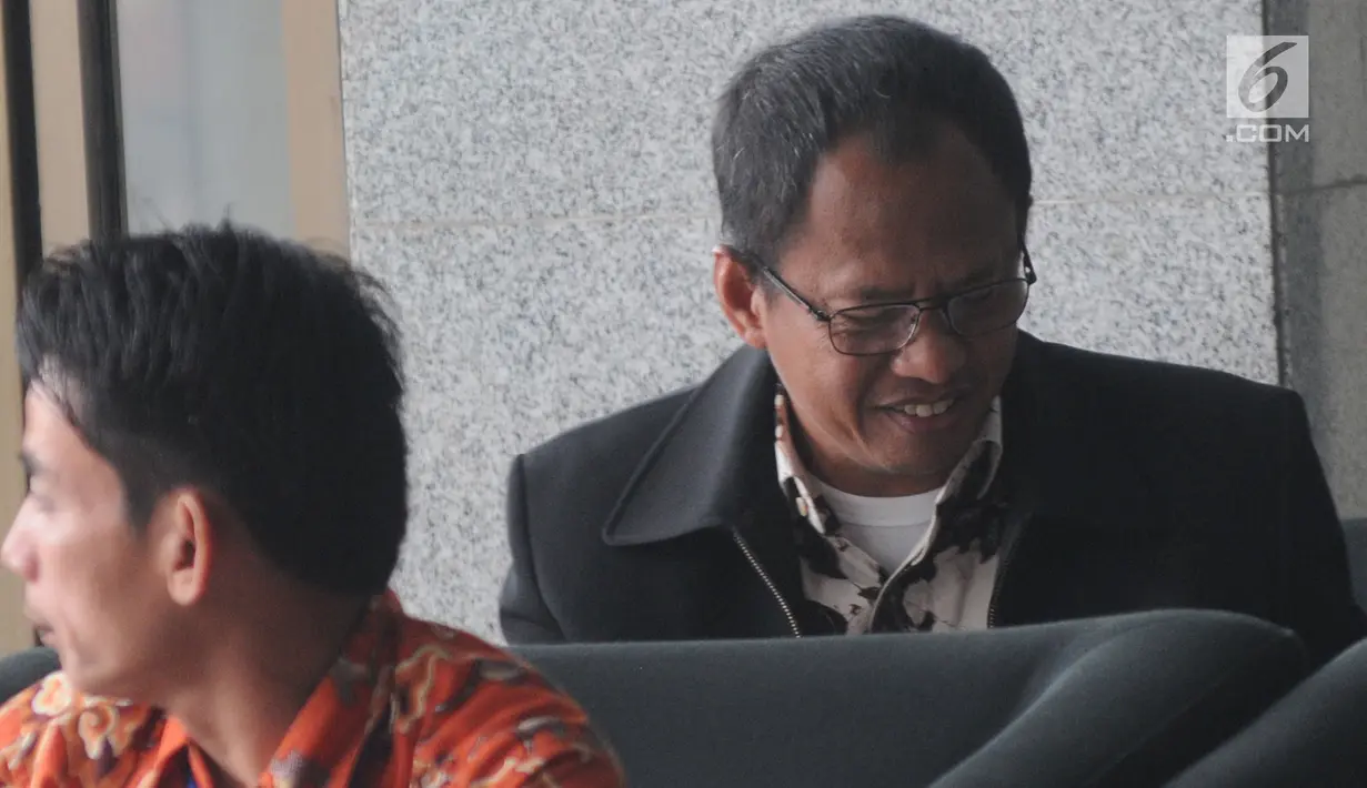 Sekretaris Menteri (Sesmen) BUMN, Imam Apriyanto Putro berada di ruang tunggu sebelum menjalani pemeriksaan di Gedung KPK, Kamis (1/11).Imam diperiksa sebagai saksi untuk tersangka mantan Dirut PT Asuransi Jasindo Budi Tjahjono. (Merdeka.com/Dwi Narwoko)