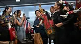 Turis China disambut oleh penari di gerbang kedatangan Bandara Internasional Suvarnabhumi, Bangkok, Thailand, Senin (25/9/2023). Turis China yang mendarat di Bangkok disambut bak tamu VIP. (Lillian SUWANRUMPHA/AFP)