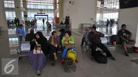 Sejumlah penumpang duduk menunggu keberangkatan di terminal terpadu Pulo Gebang, Jakarta, Selasa (27/12). Terminal terbesar se-Asia Tenggara ini akan siap di oprasikan secara normal pada Januari 2017. (Liputan6.com/Angga Yuniar)