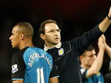Aston Villa's manager Martin O'Neill acknowledges the fans with English Striker Gabriel Agbonlahor after winning their Premier League match against Arsenal at the Emirates Stadium, London, on November 15, 2008. AFP PHOTO / Glyn Kirk