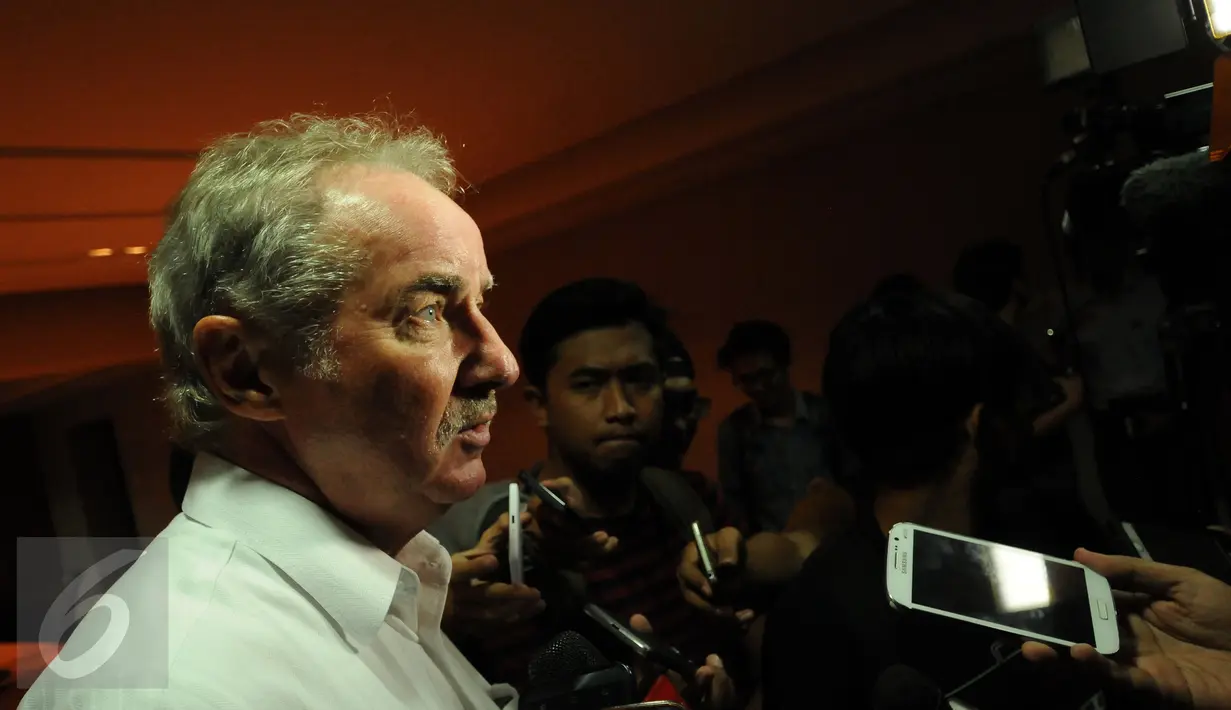 Alfred Riedl memberikan keterangan usai bertemu pimpinan PSSI di kawasan Stadion GBK Jakarta, Jumat (10/6/2016). PSSI resmi menunjuk Alfred Riedl sebagai pelatih Timnas Indonesia di Piala AFF 2016. (Liputan6.com/Helmi Fithriansyah)
