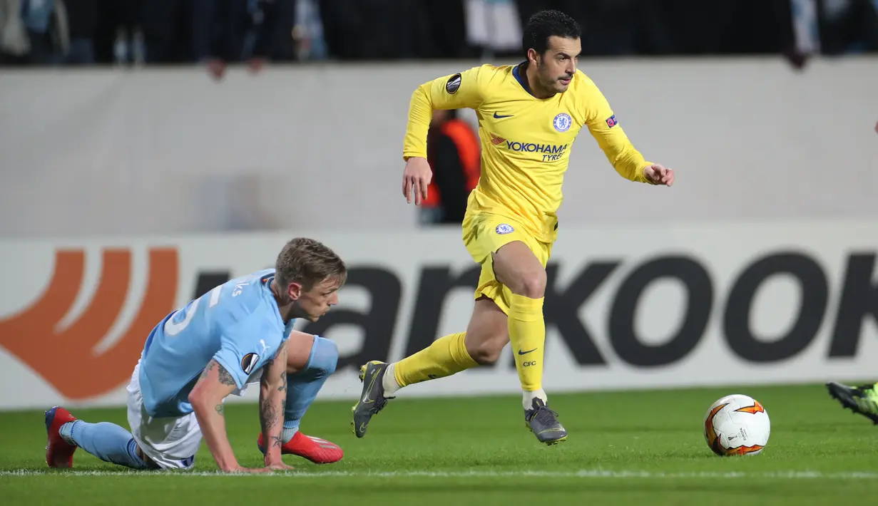Aksi Pedro Rodriguez melewati pemain Malmo FF, Soren Rieks pada leg 1, 32 besar Liga Europa yang berlangsung di stadion Swedbank, Malmo, Jumat (15/2). Chelsea menang 2-1 atas Malmo FF (AFP/Andreas Hillergen)
