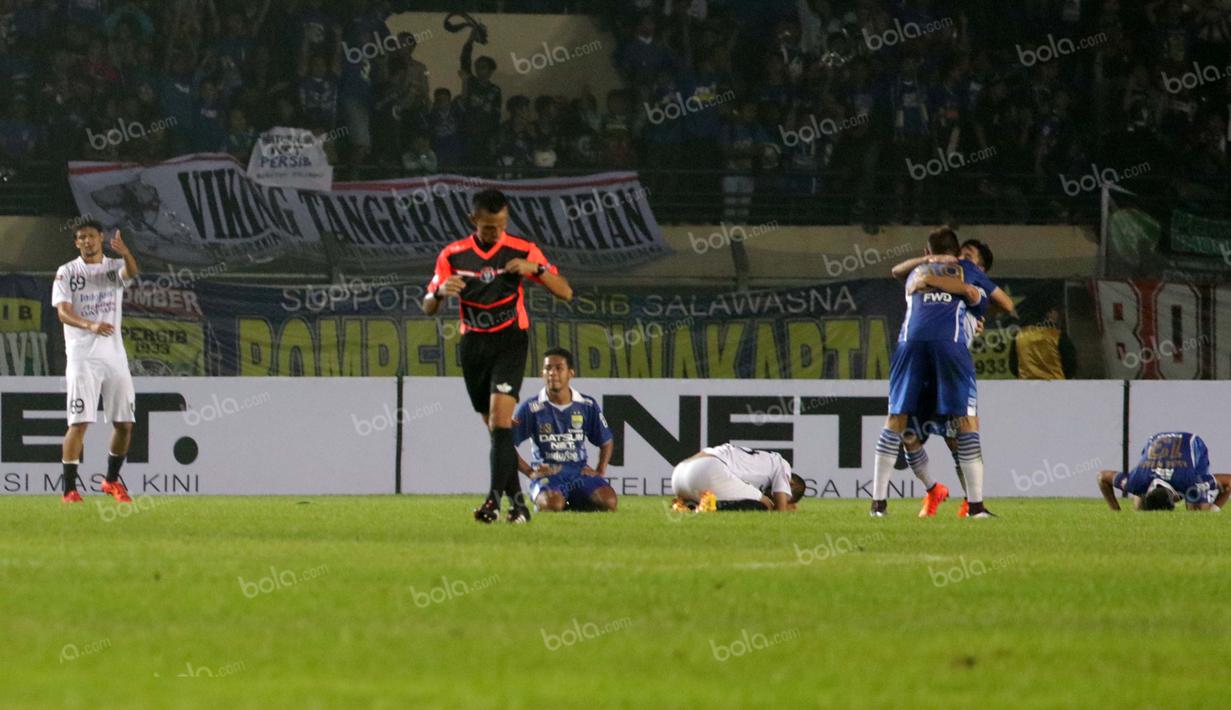 Para pemain Persib Bandung merayakan kemangan 1-0 atas Bali United pada laga semifinal Torabika Bhayangkara Cup 2016 di Stadion Si Jalak Harupat, Bandung, Rabu (30/3/2016). (Bola.com/NIcklas Hanoatubun)