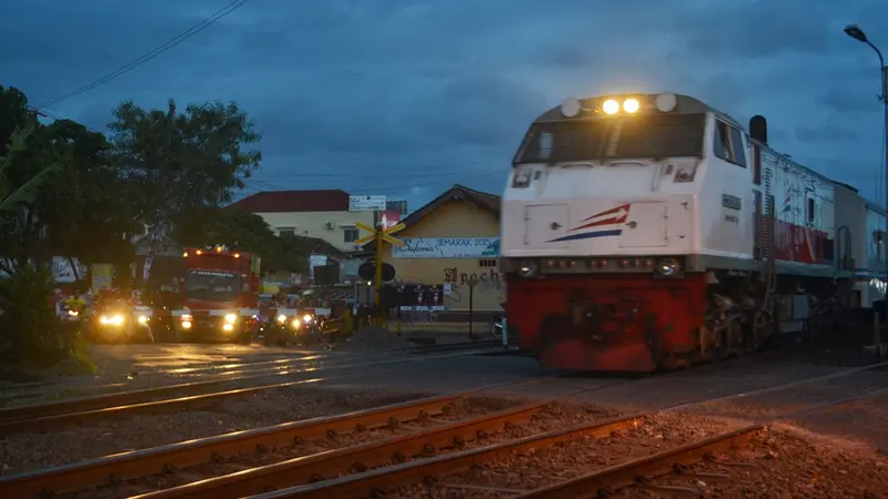 Kereta Api melaju di perlintasan sebidang, Stasiun Sidareja, Cilacap, pada satu senja 2016. (Foto: Liputan6.com/Muhamad Ridlo)