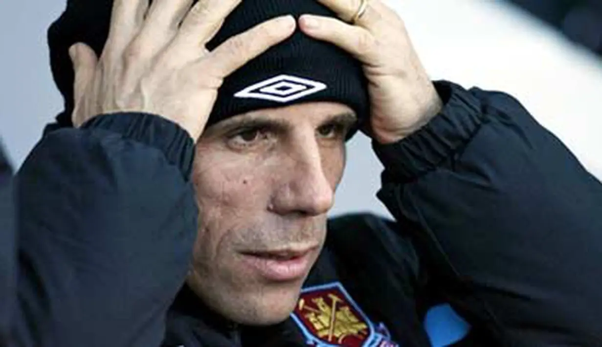 Ekspresi manajer West Ham United, Gianfranco Zola sebelum laga lanjutan lawan Blackburn Rovers di Boleyn Ground, Upton Park, 30 Januari 2010. AFP PHOTO / Glyn Kirk 