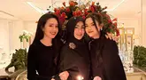 Kehangatan keluarga begitu terasa saat suami, anak-anak, dan menantu turut merayakan momen spesial ini. Teuku Atha, kakak Beby Tsabina, terlihat ikut serta memeriahkan acara bersama Cut Keysha, sang adik, yang tampil anggun di perayaan tersebut. Beby sendiri hadir bersama sang suami, Rizky Natakusumah, menciptakan suasana yang semakin akrab dan penuh kasih sayang. (Liputan6.com/IG/@linda_darmawan03)