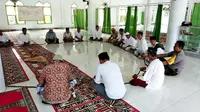 Sejumlah warga Jemaah Masjid Nurul Hidayah Binuang Muslimin sedang berdzikir menggunakan tasbih raksasa (Liputan6.com/Abdul Rajab Umar)
