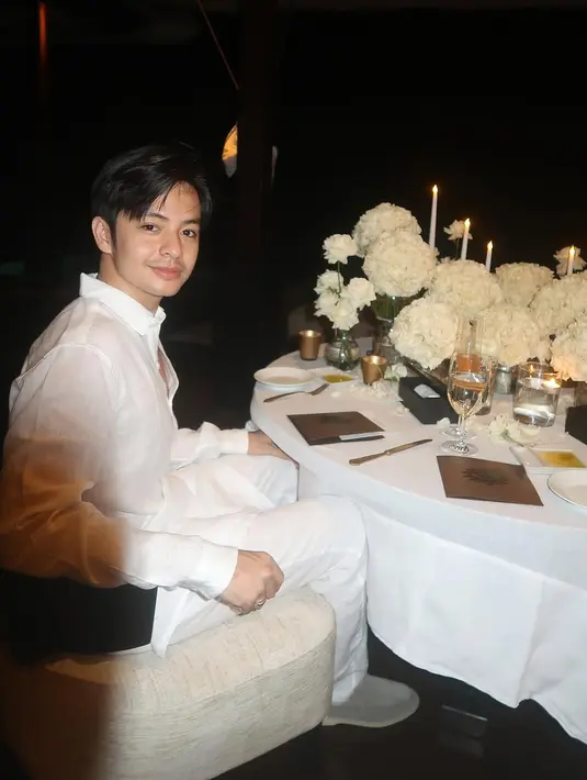 Angga memadukan kemeja putihnya dengan celana bernuansa netral yang tidak hanya nyaman tetapi juga mempertegas gaya maskulin yang sederhana.  [@angga/@sheninacinnamon].