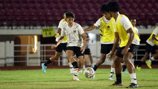 Foto: Tiba di Surabaya, Shin Tae-yong Pimpin Latihan Timnas Indonesia U-19 di Lapangan Thor
