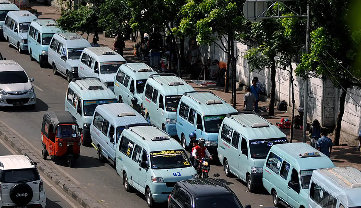 Sejumlah angkutan umum saat menunggu penumpang di Kawasan Tanah Abang, Jakarta, Jumat (9/1/2015). (Liputan6.com/Johan Tallo)