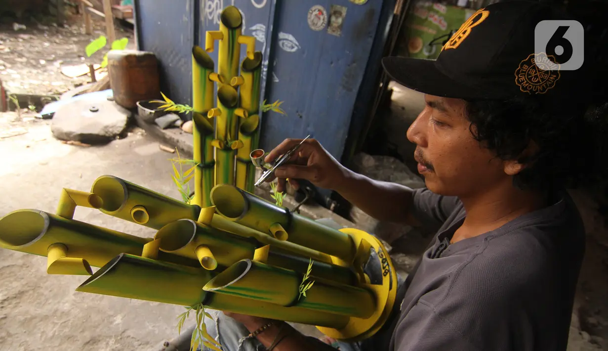 Perajin menyelesaikan pembuatan kerajinan air mancur dari paralon bekas di Abah Matul, Tapos, Depok, Kamis (1/4/2021). Pemerintah memastikan akan melanjutkan program Bantuan Langsung Tunai (BLT) untuk UMKM sebesar Rp1,2 juta untuk setiap pelaku usaha. (Liputan6.com/Herman Zakharia)