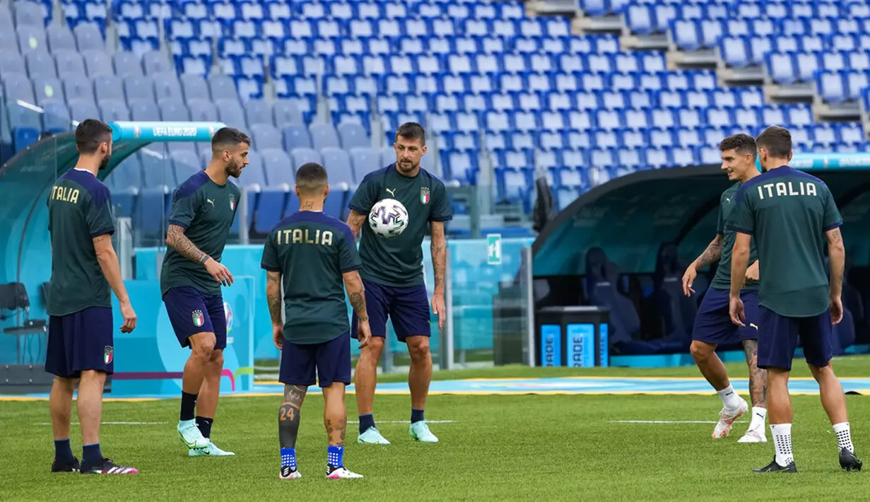 Para pemain Italia mengikuti sesi latihan jelang melawan Turki pada pertandingan grup A Euro 2020 di Olympic Stadium, Roma, Italia, Kamis (10/6/2021). Italia akan melawan Turki pada  11 Juni 2021 waktu setempat. (AP Photo/Alessandra Tarantino)