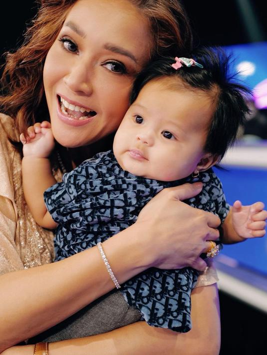 <p>Kata warganet, hafalan nama kakek nenek untuk Ameena jadi bertambah. "Ameena nambah lg apalan nama nya," kata netizen. (Foto: Instagram/ maiaestiantyreal)</p>