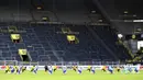 Para pemain Borussia Dortmund dan Hertha Berlin melakukan penghormatan kepada George Floyd pada laga Bundesliga di Stadion di Signal Iduna Park, Sabtu (6/6/2020). Borussia Dortmund menang 1-0 atas Hertha Berlin. (AP/Lars Baron)