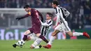 Lionel Messi (kiri) berusaha melewati adangan pemain Juentus Rodrigo Bentancur dan Claudio Marchisio pada laga grup D Liga Champions di Allianz Stadium, Turin, (22/11/2017). Barcelona dan Juventus bermain imbang 0-0. (AFP/Filippo Monteforte)