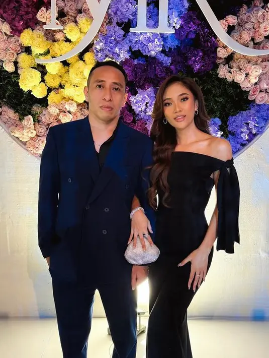 Marion Jola juga hadie bersama kekasih mengenakan dress hitam bodycon model off shoulder dengan aksen pita. Ia juga membawa mini bag manik-manik. [@lalamarionmj]