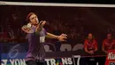 Jan O Jorgensen mengembalikan kok ke arah Kento Momata asal Jepang di final BCA Indonesia Open Superseries Premier 2015 di Jakarta, Minggu (7/6/2015). Kento menang 16-21, 21-19, 21-7. (Liputan6.com/Andrian M Tunay)