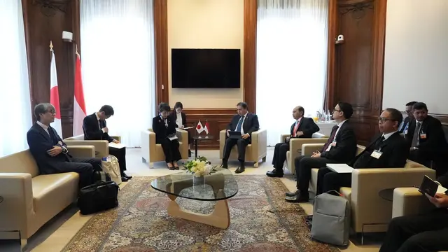 Menteri Koordinator Bidang Perekonomian Airlangga Hartarto bertemu dengan Menteri Luar Negeri Jepang Yoko Kamikawa dalam sebuah pertemuan bilateral di sela-sela acara OECD Ministerial Council Meeting (MCM) 2024 di Paris, Prancis, Kamis (2/5/2024).