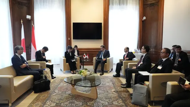 Menteri Koordinator Bidang Perekonomian Airlangga Hartarto bertemu dengan Menteri Luar Negeri Jepang Yoko Kamikawa dalam sebuah pertemuan bilateral di sela-sela acara OECD Ministerial Council Meeting (MCM) 2024 di Paris, Prancis, Kamis (2/5/2024).