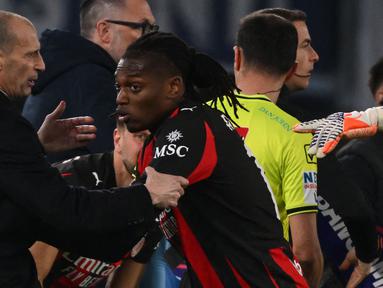 Ekspresi kesal tak mampu disembunyikan oleh Rafael Leao saat ditarik ke luar lapangan oleh pelatih Massimiliano Allegri dalam laga lanjutan Liga Italia 2025/2026 antara Lazio melawan AC Milan, Minggu (15/03/2026) waktu setempat. (AFP/Alberto Pizzoli)