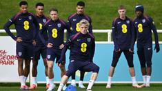 Pemain Timnas Inggris, Anthony Gordon, tampak serius mengikuti sesi latihan jelang laga melawan Yunani pada laga UEFA Nations League. (AFP/Paul Ellis)