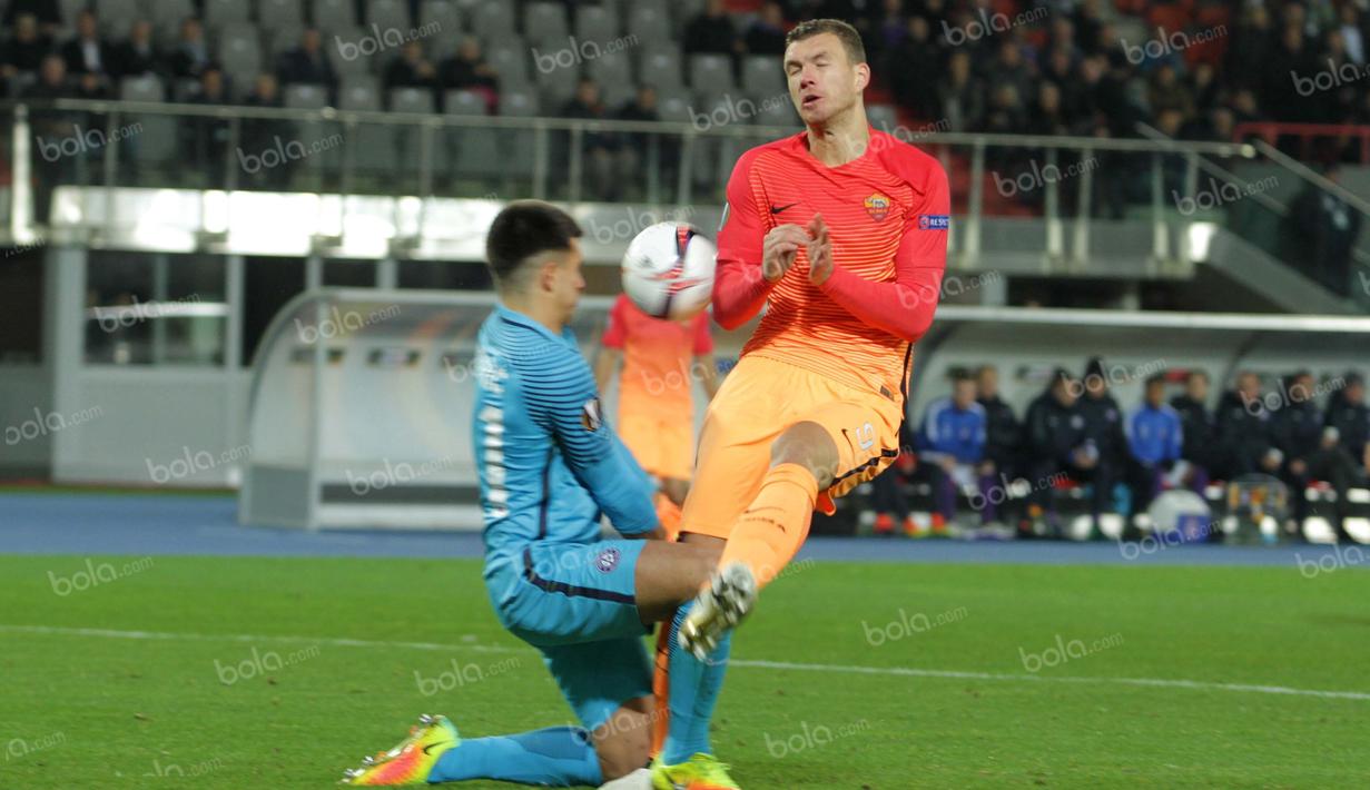 Striker AS Roma, Edin Dzeko gagal melewati hadangan kiper tuan rumah. (Bola.com/Reza Khomaini)
