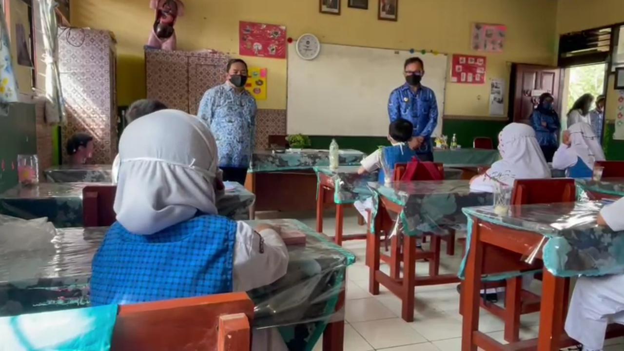 Wali Kota Bogor Bima Arya meninjau PTM terbatas di Sekolah Dasar (SD) Senin (18/10/2021).
